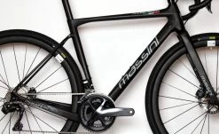 Massini Fuoristrada Gravel Carbon Disc Custom Gravelbike 26 Massini Fuoristrada Gravel Carbon Disc Custom Gravelbike -Speciaalzaak Voor Fietsonderdelen massini fuoristrada ultegra di2 mat zwart 2 medium